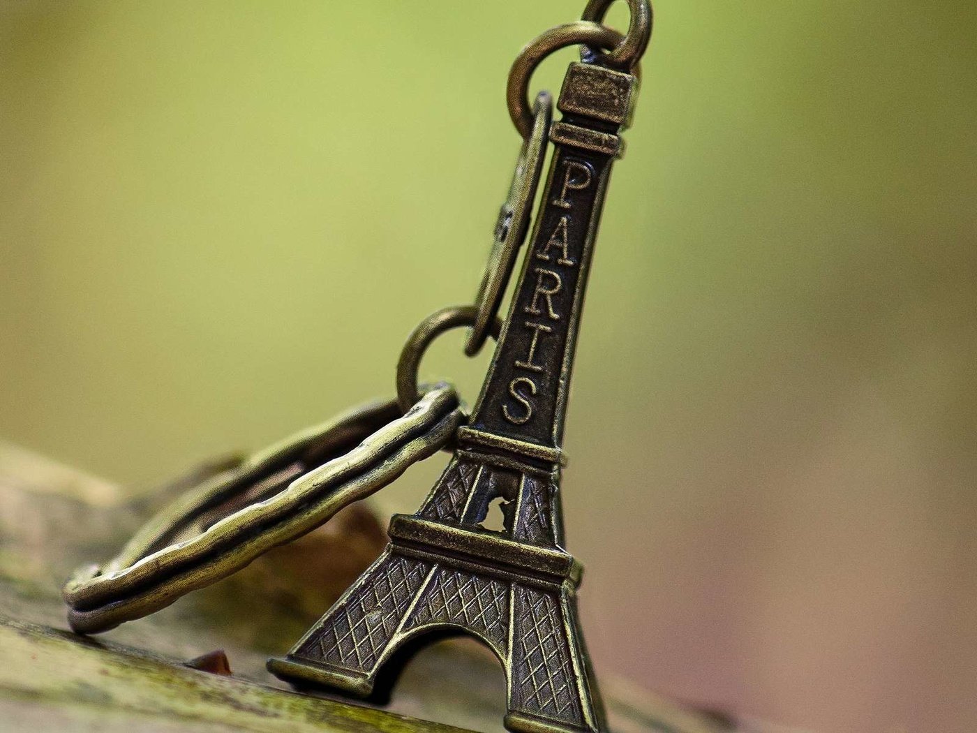 Обои эйфелева башня, брелок, eiffel tower, keychain разрешение 1920x1200 Загрузить