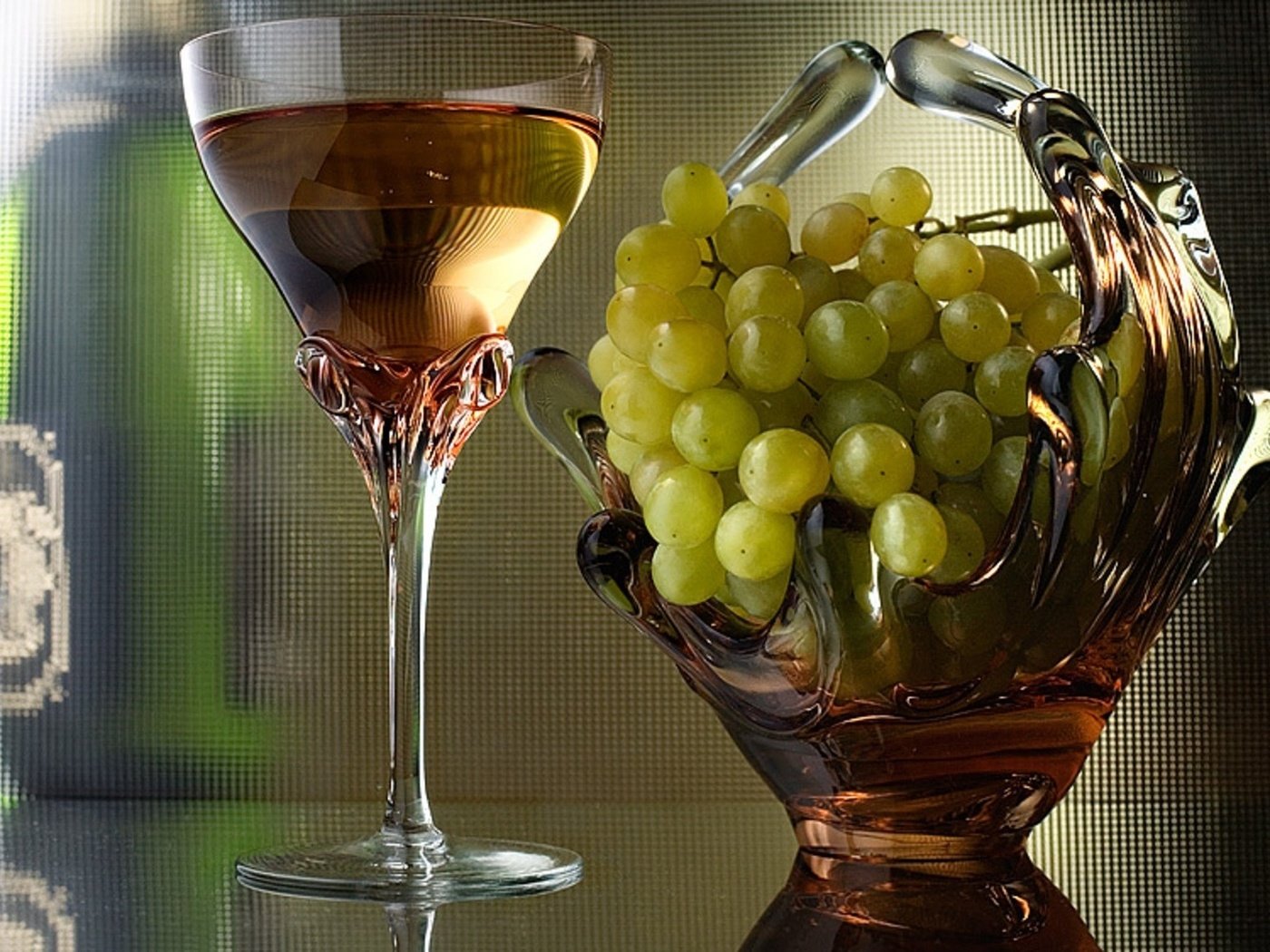Виноград вино 7 букв. Вино и виноград. Вино Виноградная гроздь. Белое вино в бокале. Белое вино с фруктами.