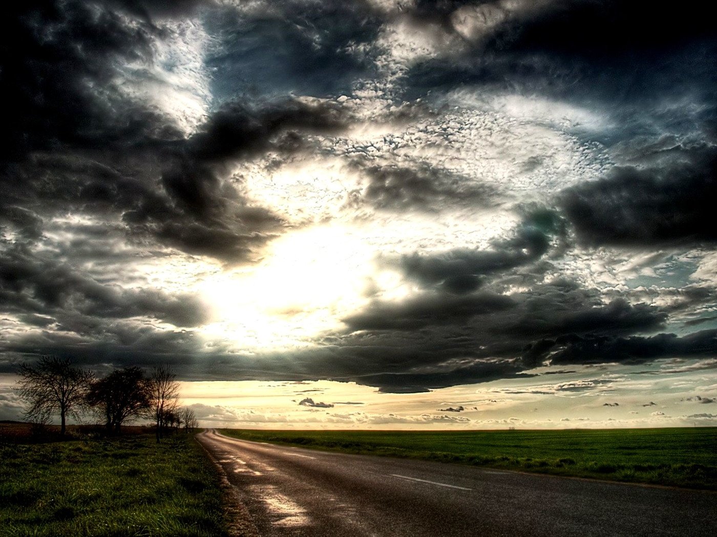 Обои дорога, дерево, грозовое небо, road, tree, stormy sky разрешение 2000x1600 Загрузить