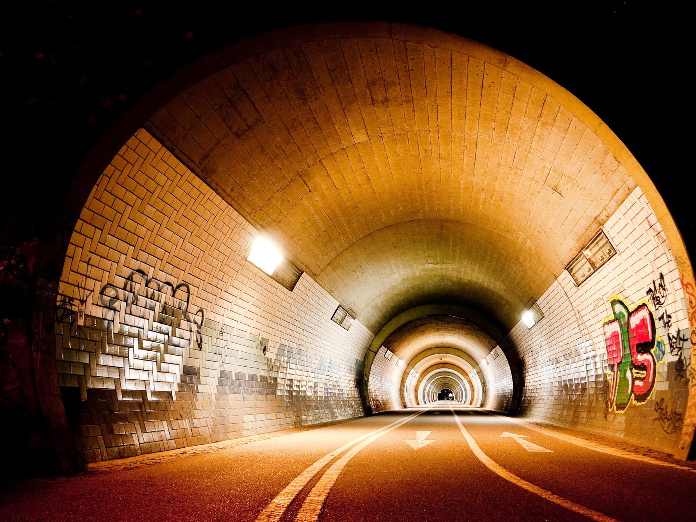 Обои дорога, туннель, граффити, освещение, road, the tunnel, graffiti, lighting разрешение 2560x1600 Загрузить