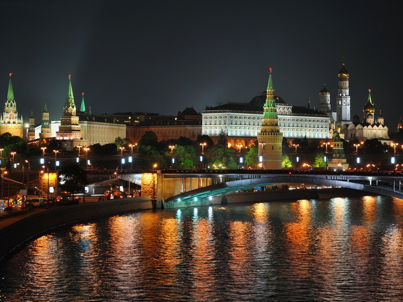 А также с городом федерального. Москва река Кремль. Ночной Кремль Москва. Москва Сити и Кремль.