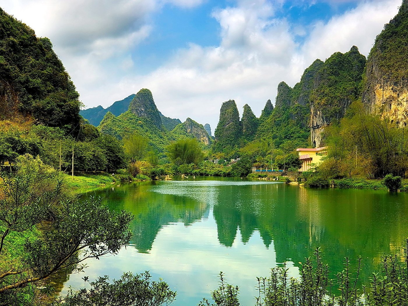 Обои небо, облака, деревья, вода, горы, китай, the sky, clouds, trees, water, mountains, china разрешение 2000x1497 Загрузить