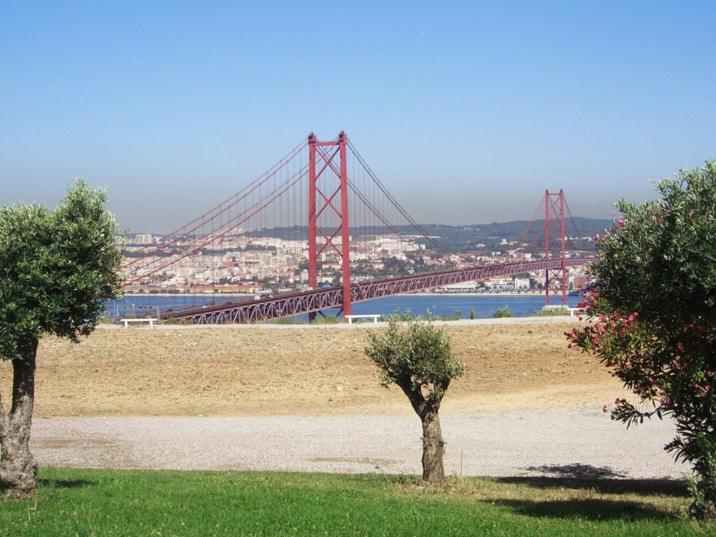 Обои деревья, город, подвесной мост, вдали, trees, the city, suspension bridge, away разрешение 2048x1152 Загрузить