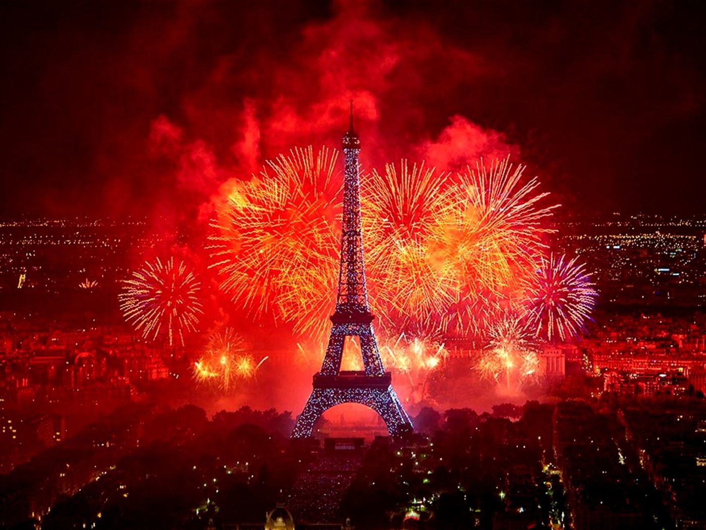 Обои ночь, салют, праздник, фейерверк, эйфелева башня, night, salute, holiday, fireworks, eiffel tower разрешение 2000x1327 Загрузить