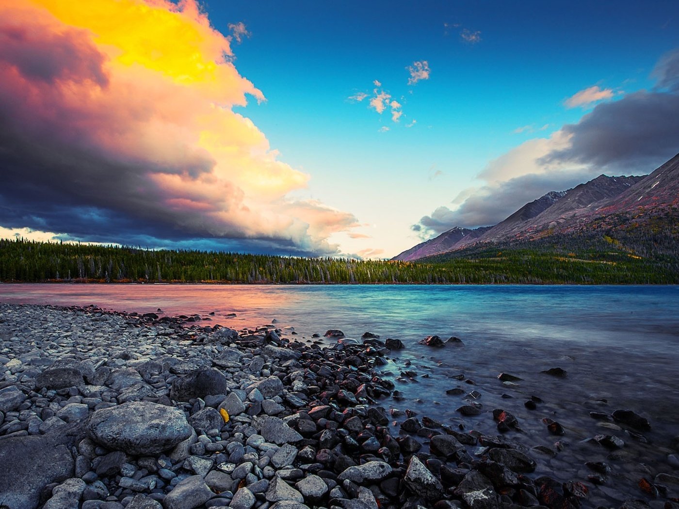 Обои небо, облака, деревья, река, горы, камни, лес, закат, the sky, clouds, trees, river, mountains, stones, forest, sunset разрешение 1920x1200 Загрузить