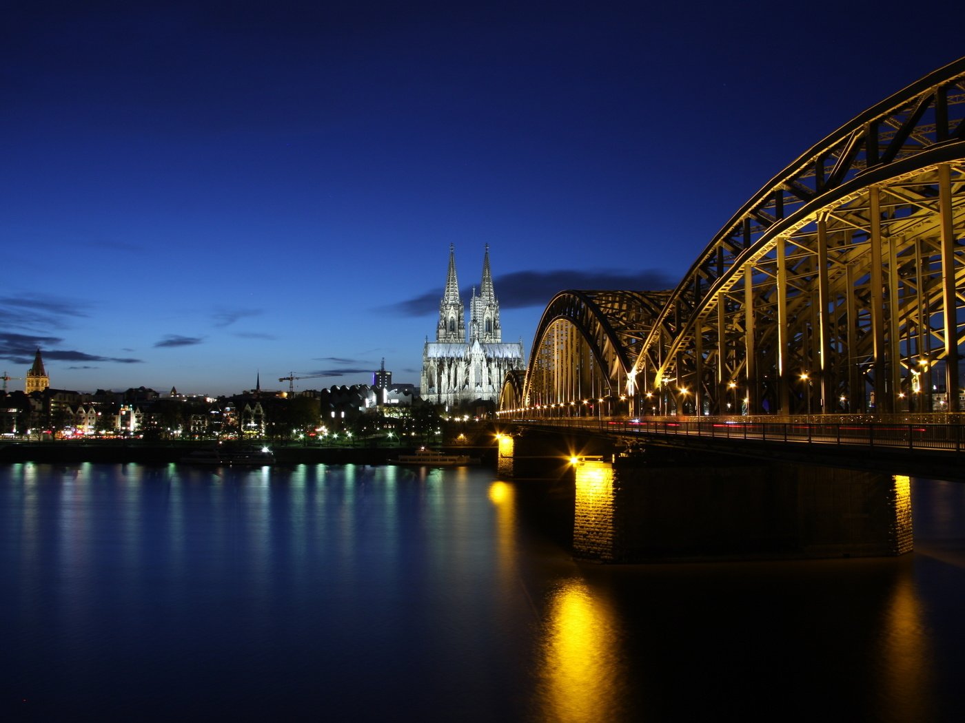 Обои вечер, мост, архитектура, здания, германия, освещение, кельн, the evening, bridge, architecture, building, germany, lighting, cologne разрешение 2560x1600 Загрузить