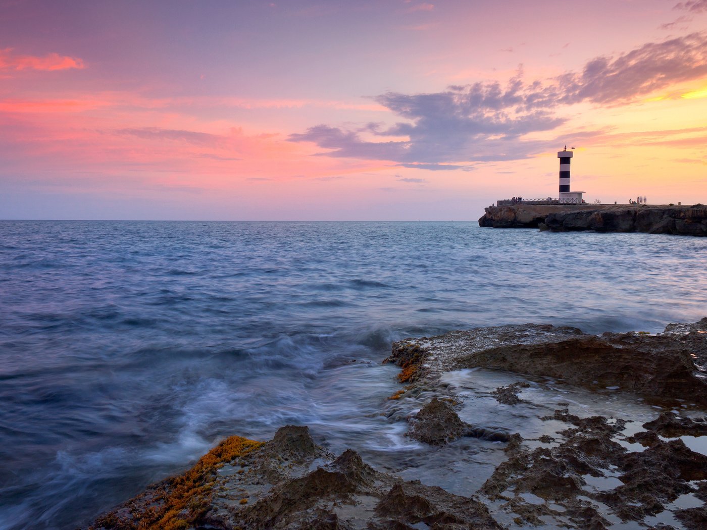 Обои небо, море, облака, маяк, вода, скалы, природа, берег, волны, закат, the sky, sea, clouds, lighthouse, water, rocks, nature, shore, wave, sunset разрешение 2560x1600 Загрузить