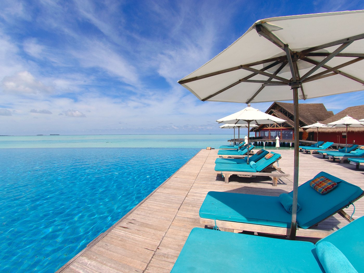 Обои курорт, лежаки, тропики, мальдивы, resort, sunbeds, tropics, the maldives разрешение 2835x1625 Загрузить