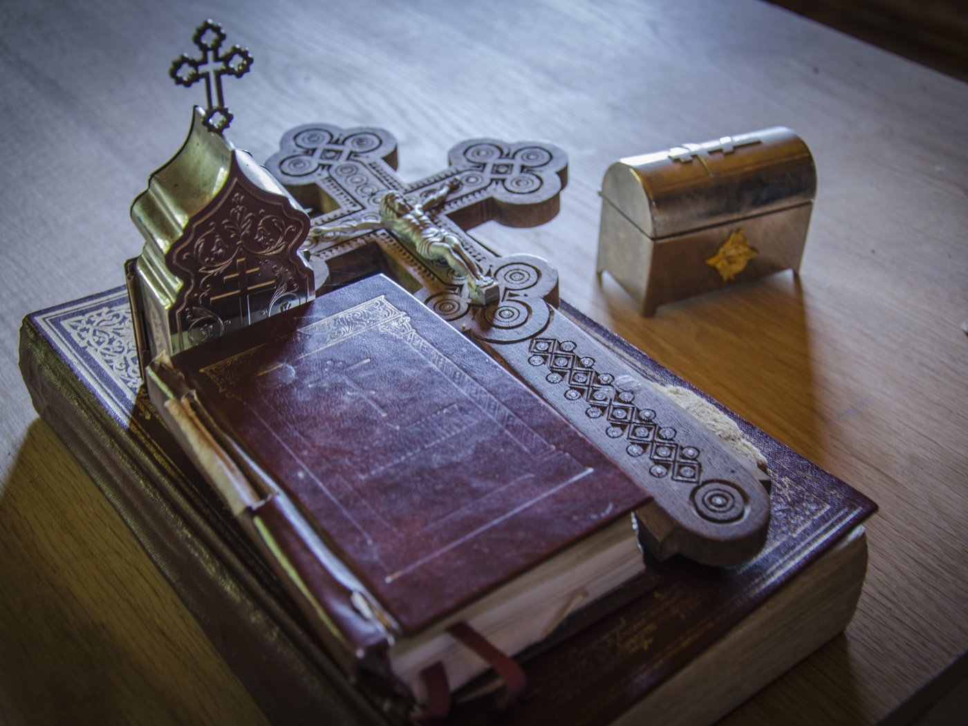 Обои стол, крест, книга, библия, священное писание, table, cross, book, the bible разрешение 4928x3264 Загрузить