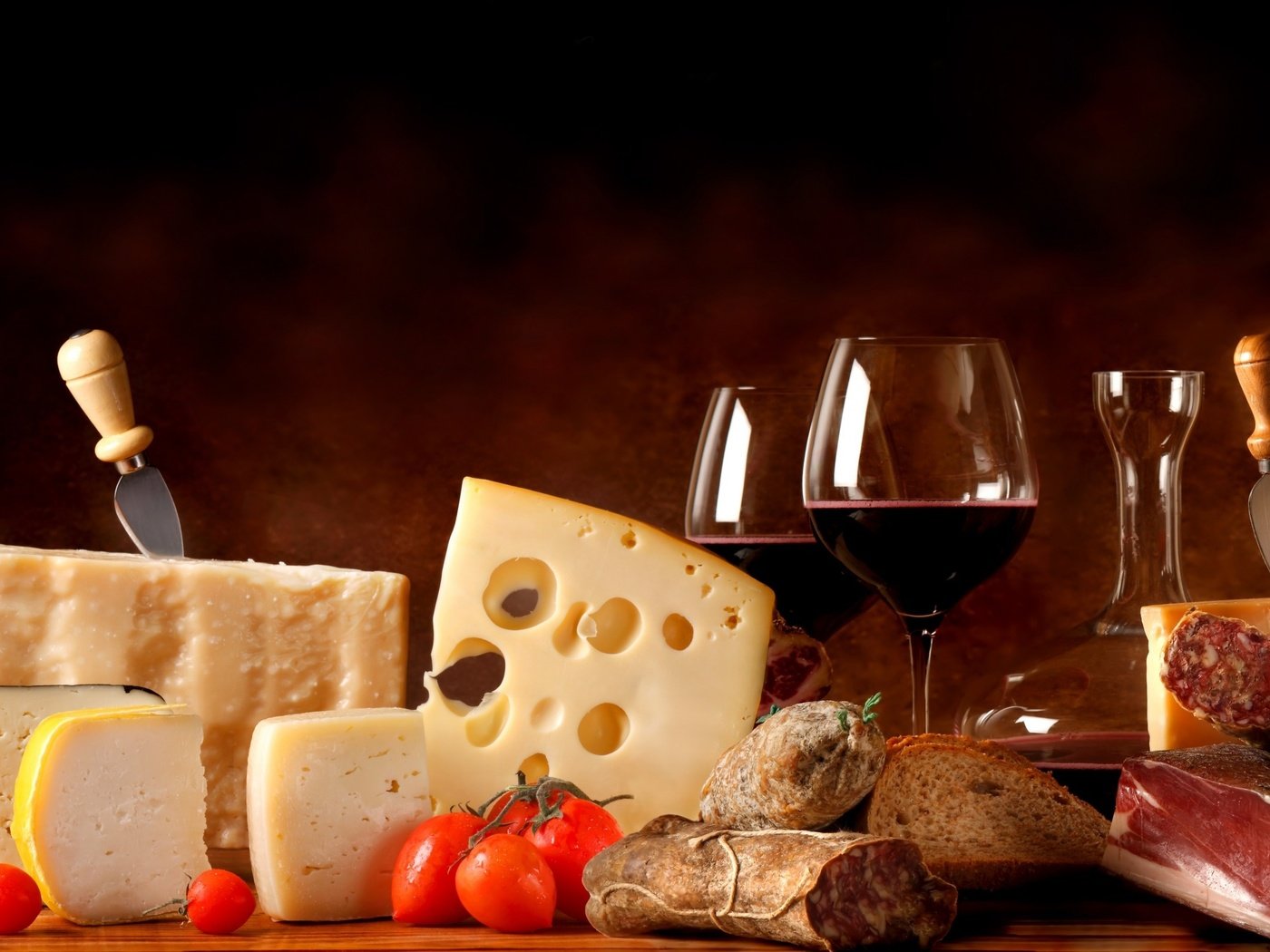 Обои сыр, вино, бокалы, красное, колбаса, пармезан, маасдам, cheese, wine, glasses, red, sausage, parmesan, maasdam разрешение 2560x1600 Загрузить