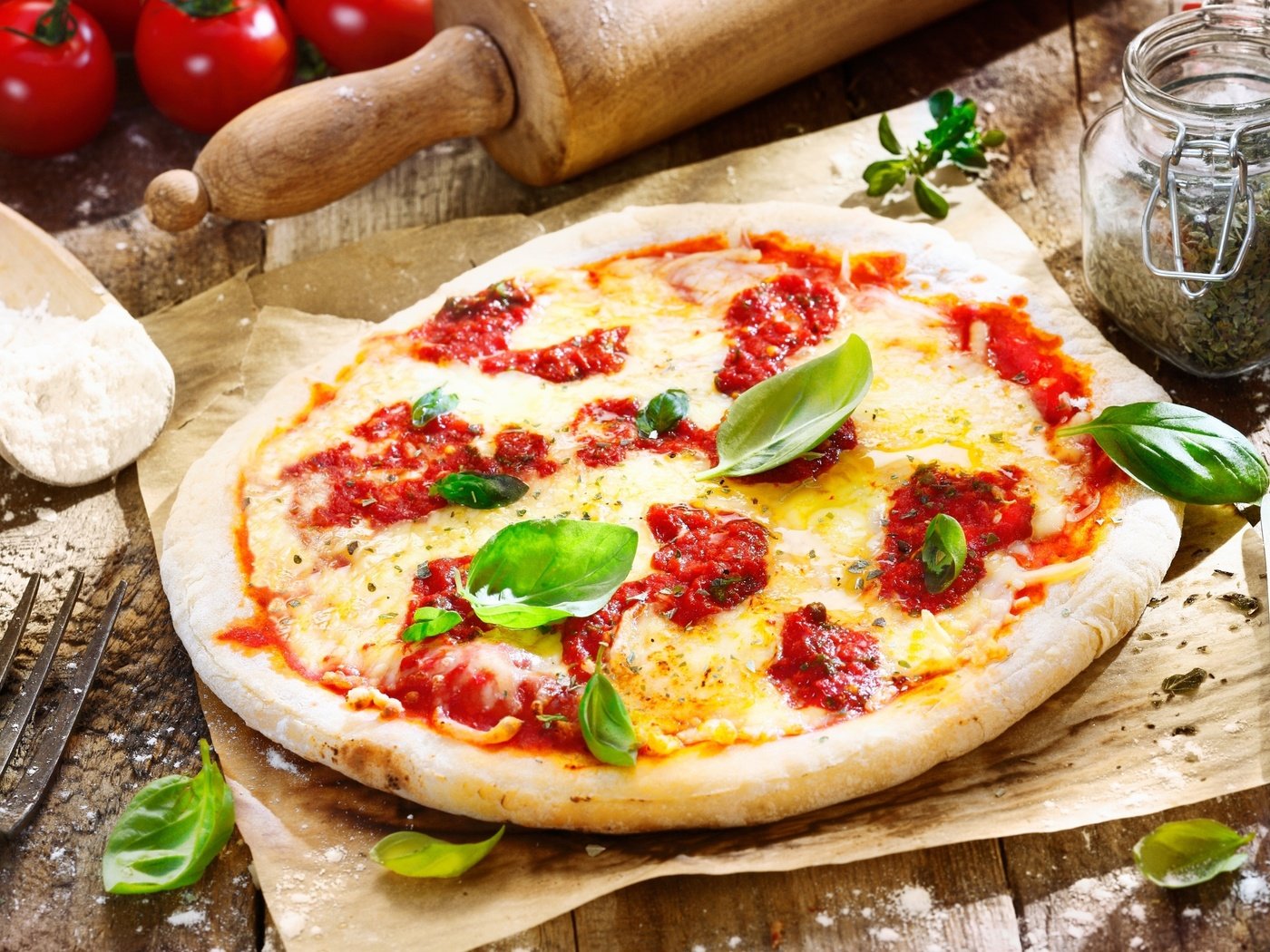 Обои сыр, нож, помидоры, пицца, специи, cheese, knife, tomatoes, pizza, spices разрешение 2560x1600 Загрузить