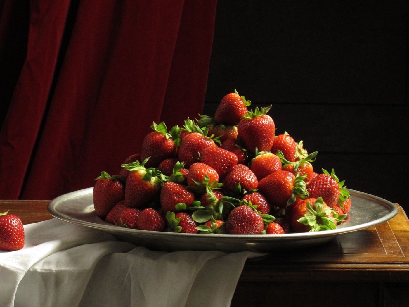 Обои ягода, красная, клубника, белая, столик, скатерть, berry, red, strawberry, white, table, tablecloth разрешение 2000x1197 Загрузить