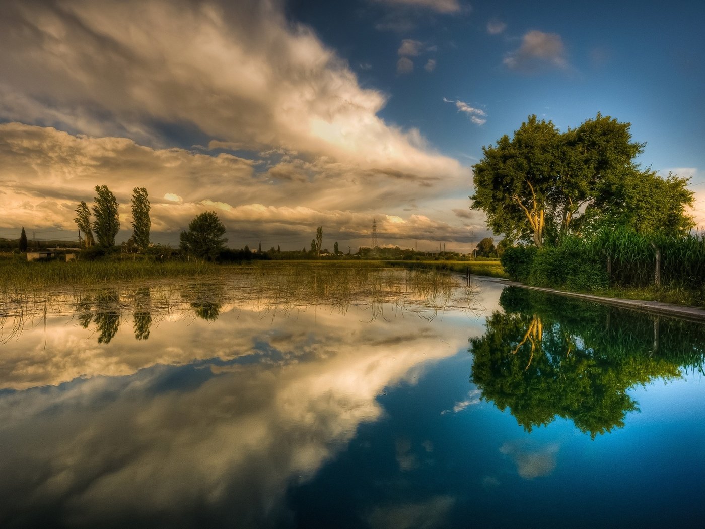 Обои небо, облака, деревья, озеро, отражение, лето, весна, the sky, clouds, trees, lake, reflection, summer, spring разрешение 1920x1200 Загрузить