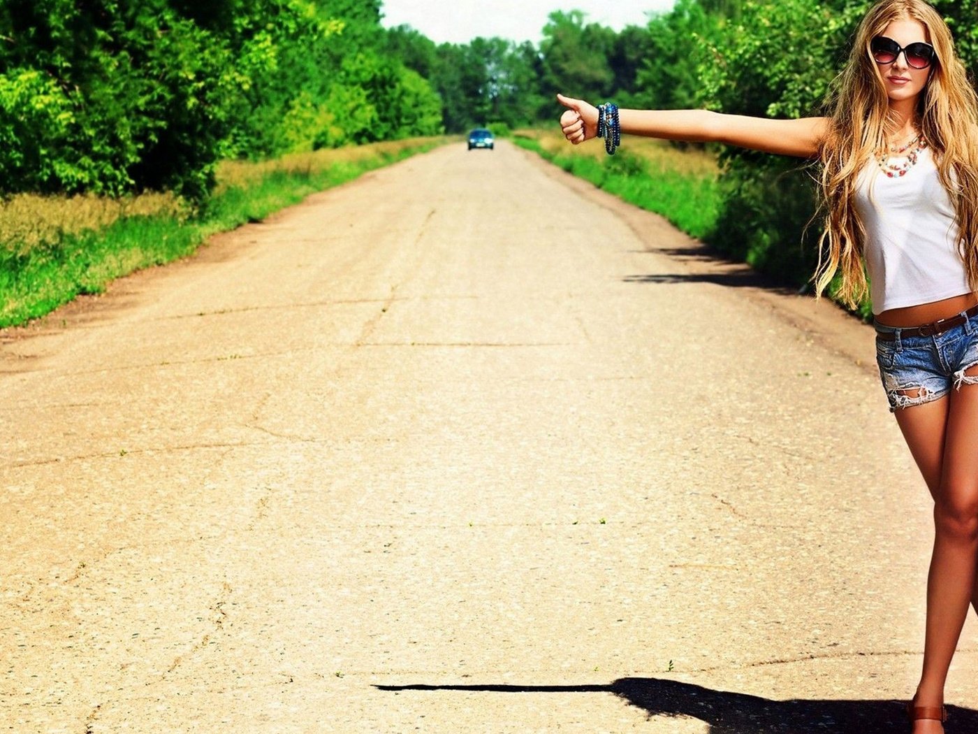 Где найти телок. Девушка автостоп. Голосует на трассе. Девки у дороги. Фотосессия девушки на трассе летом.
