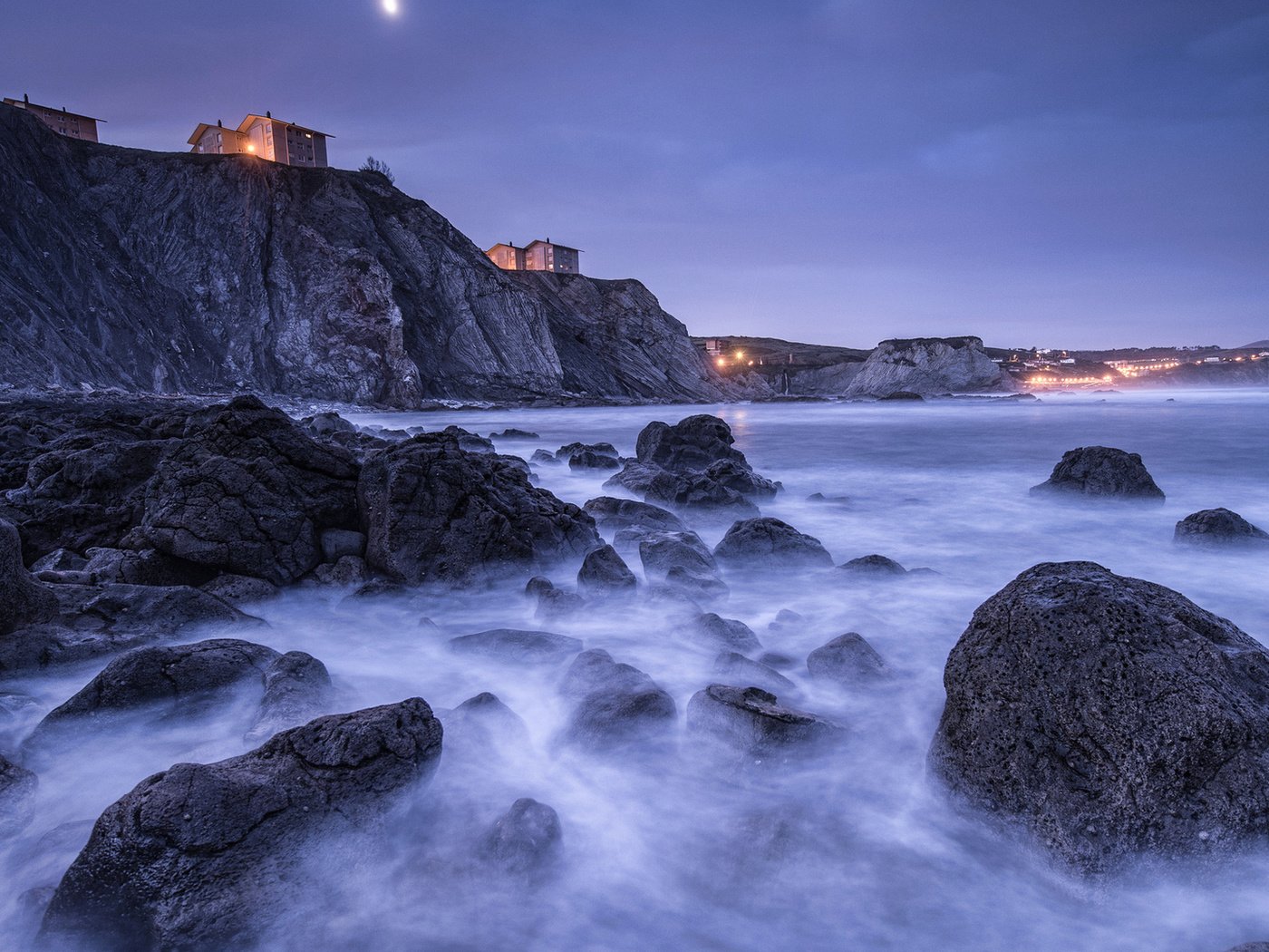 Обои скалы, камни, берег, домики, испания, бискайский залив, rocks, stones, shore, houses, spain, the bay of biscay разрешение 1920x1080 Загрузить