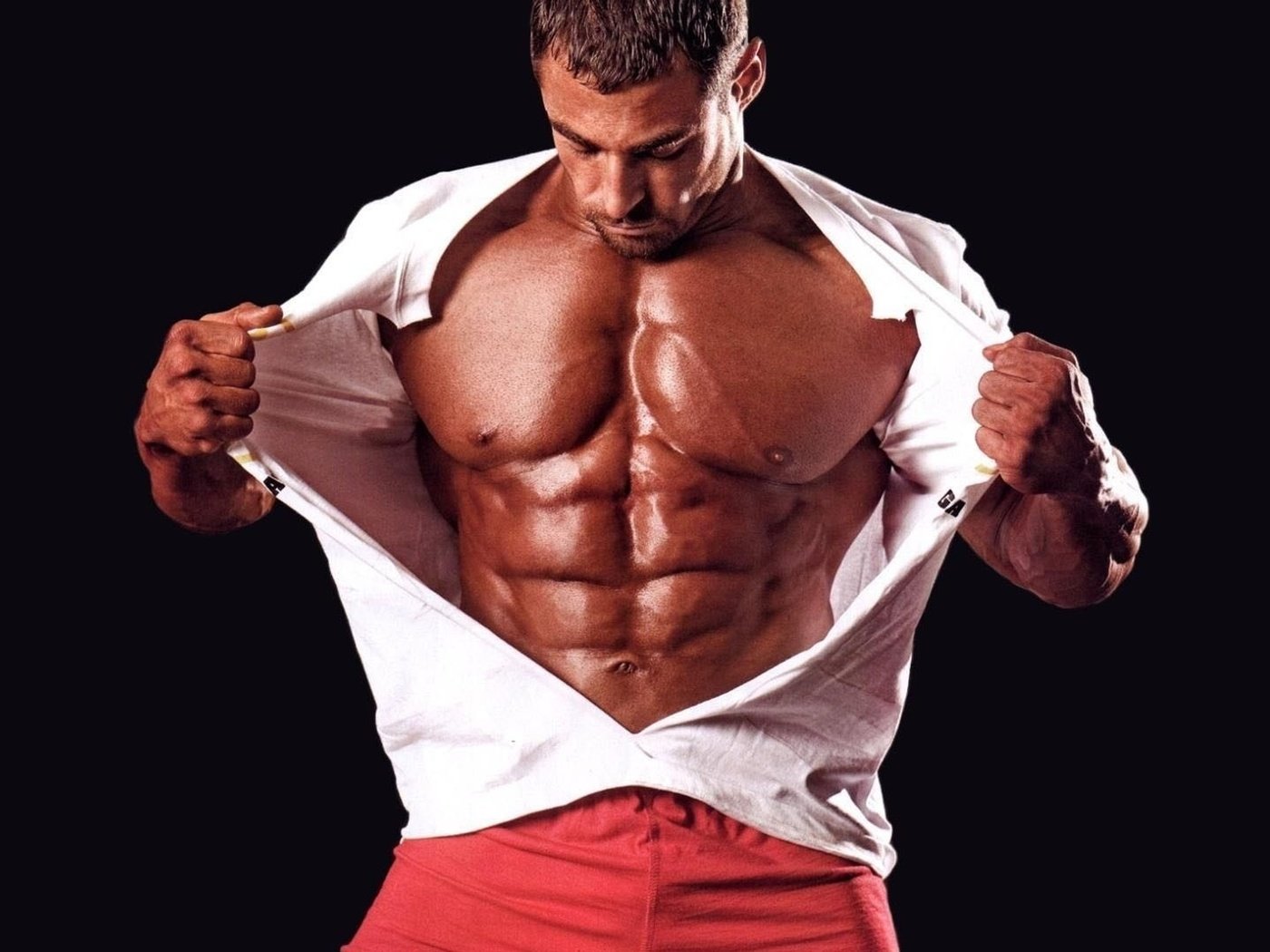 Мужчина с мускулами фото