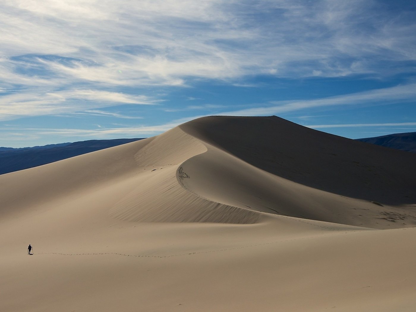 Обои человек идет по пустыне, people going through the desert разрешение 2560x1440 Загрузить