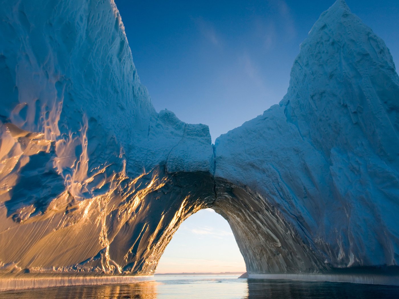 Обои вода, солнце, лучи, айсберг, льды, арктика, water, the sun, rays, iceberg, ice, arctic разрешение 1920x1200 Загрузить