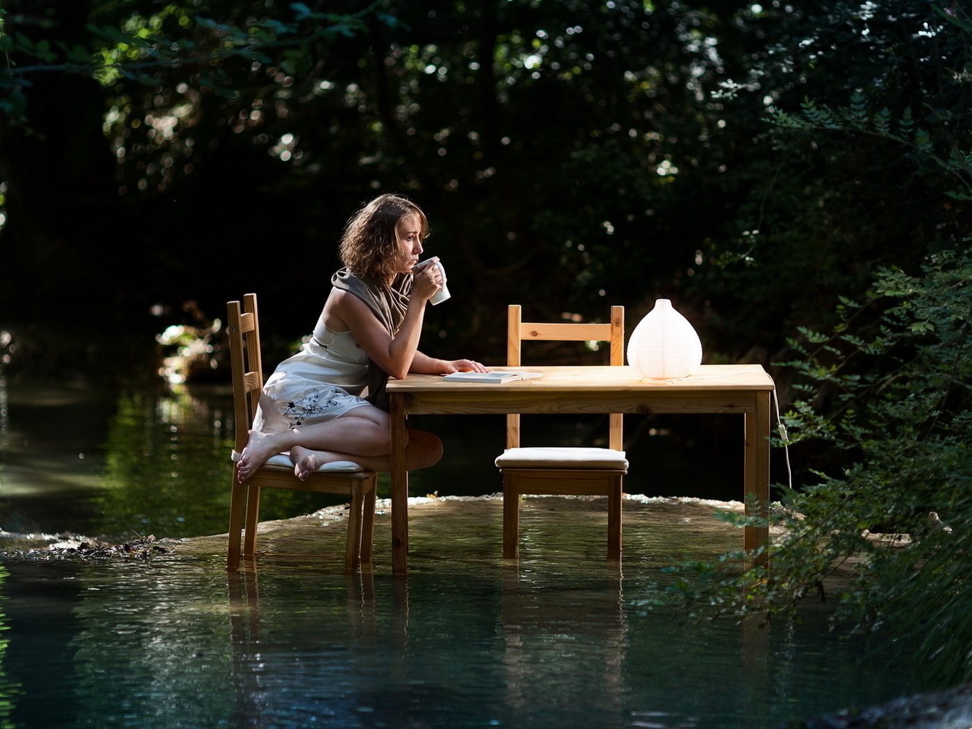 Девушка у озера 2007. Девушка в воде. Девушка сидит у воды. Фотосессия на столе. Столик у озера.
