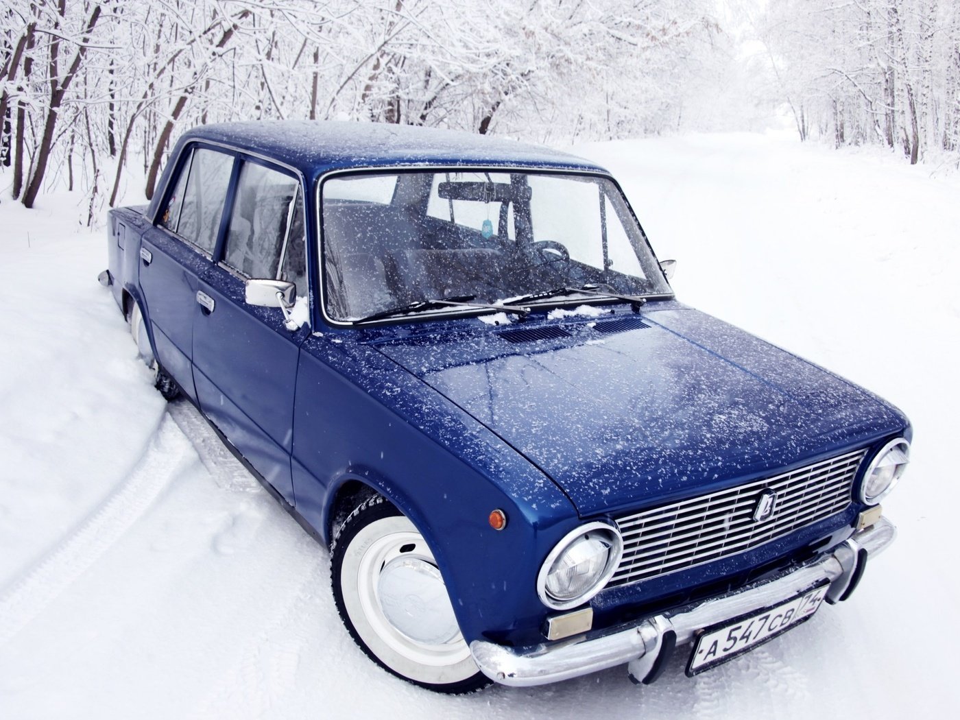 Обои снег, зима, синяя, классика, копейка, ваз, 2101, жигули, snow, winter, blue, classic, penny, vaz, lada разрешение 2560x1600 Загрузить