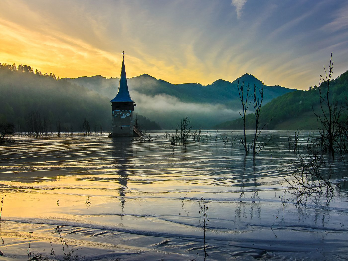 Обои горы, утро, туман, рассвет, весна, церковь, низина, затопленная, mountains, morning, fog, dawn, spring, church, lowland, flooded разрешение 2048x1356 Загрузить