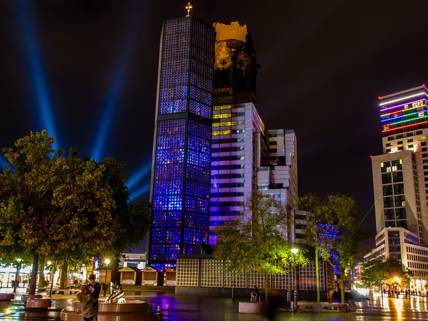 Обои ночь, церковь, германия, берлин, 2013, berlin festival of lights, deutschland, мемориальная церковь кайзера вильгельма, breitscheidplatz, площадь брайтшайдплац, night, church, germany, berlin, the memorial church of kaiser wilhelm, square breitscheidplatz разрешение 1920x1200 Загрузить