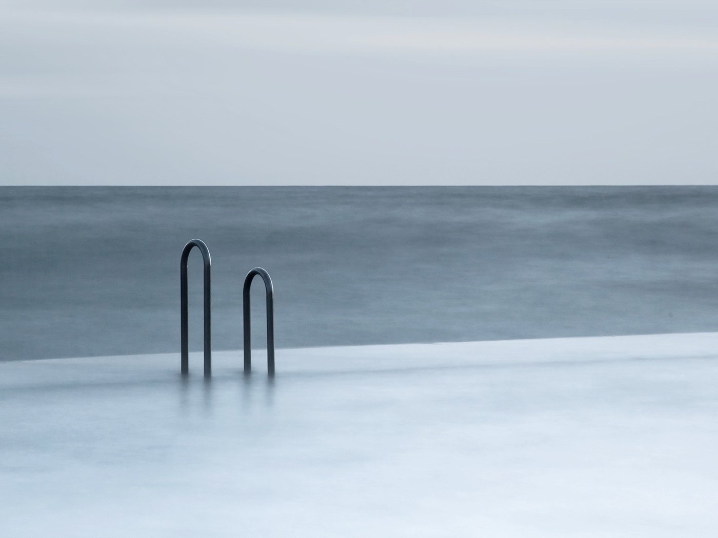 Обои вода, минимализм, перила, water, minimalism, railings разрешение 1920x1080 Загрузить