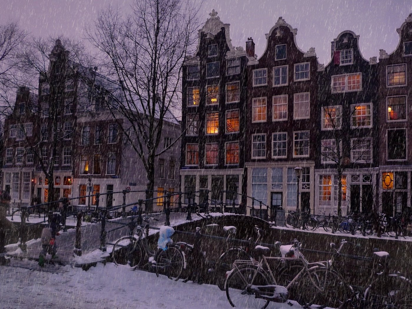 Обои деревья, люди, let it snow in the amsterdam, огни, мост, вечер, дома, река, улица, снег, дождь, зима, здания, пейзаж, окна, вид, зимний, амстердам, amsterdam, trees, people, lights, bridge, the evening, home, river, street, snow, rain, winter, building, landscape, windows, view разрешение 2560x1600 Загрузить