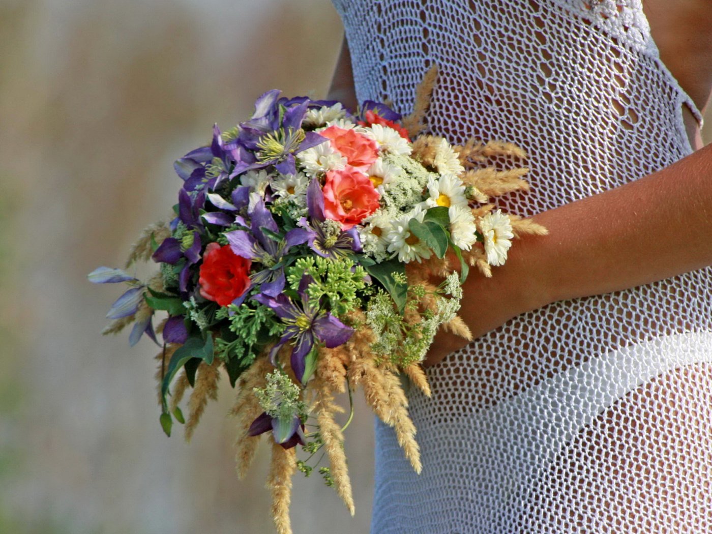 Обои букет невесты и вязаное свадебное платье, the bride's bouquet and knitted wedding dress разрешение 1920x1080 Загрузить