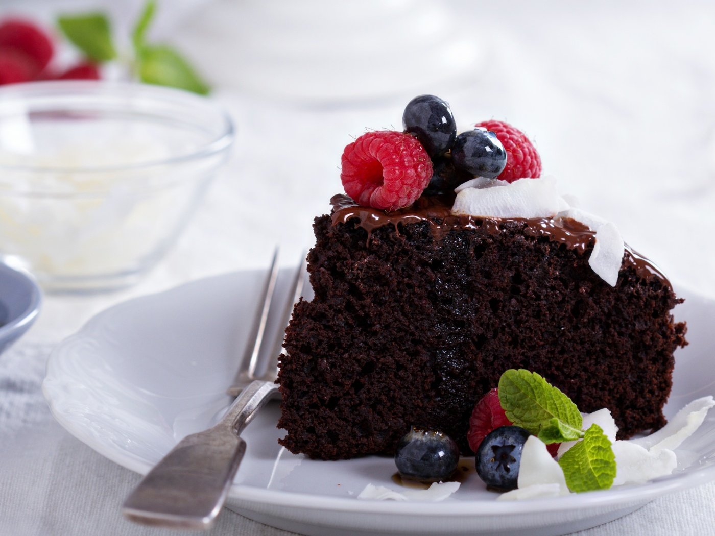 Обои выпечка, вегетарианский шоколадный торт с ягодами и ко, vegan chocolate cake with berries and coconut, pastries, cakes, vegetarian chocolate cake with berries and co разрешение 2880x1800 Загрузить