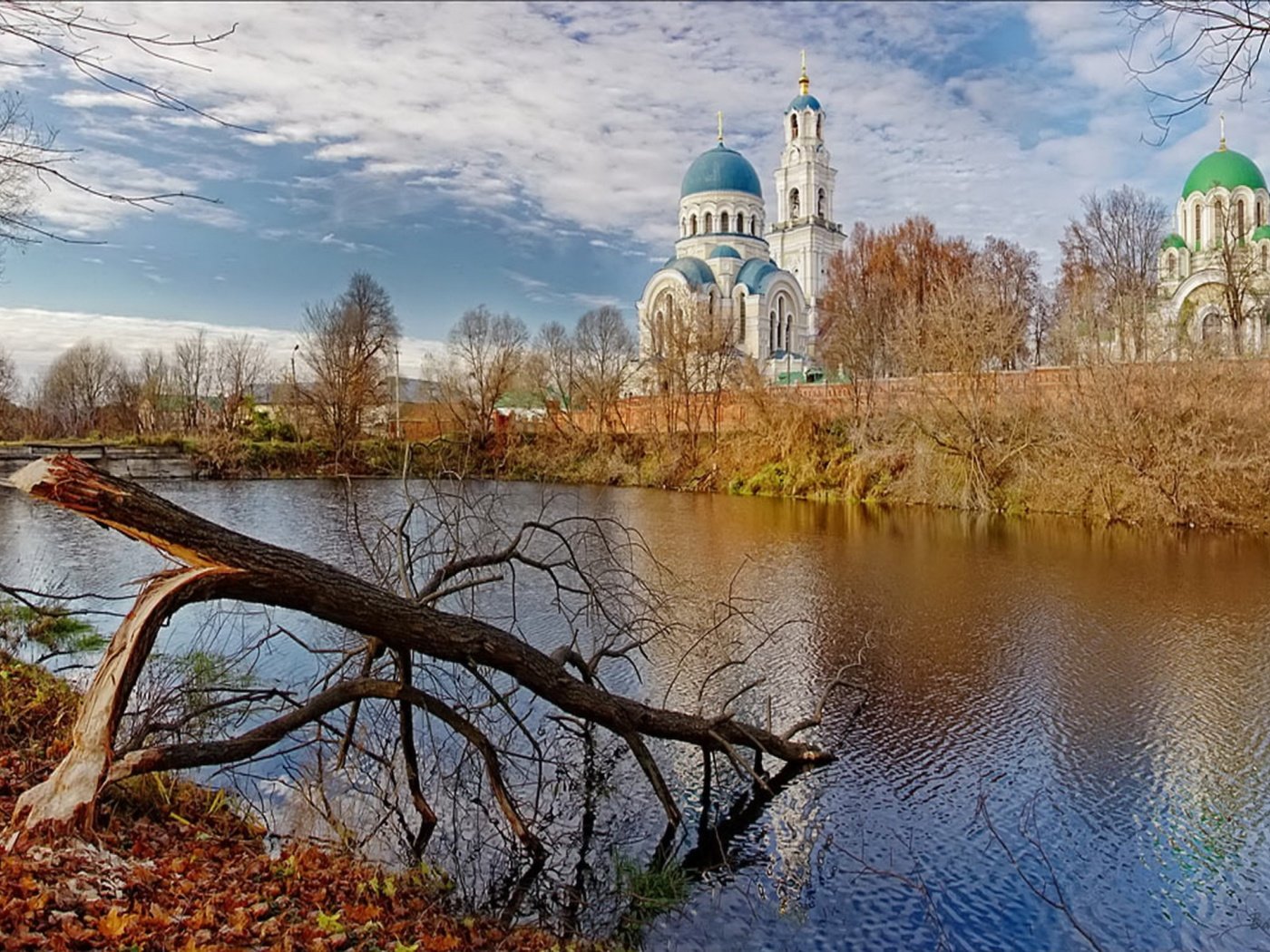 Обои деревья, река, природа, желтый, храм, пейзаж, trees, river, nature, yellow, temple, landscape разрешение 2560x1600 Загрузить