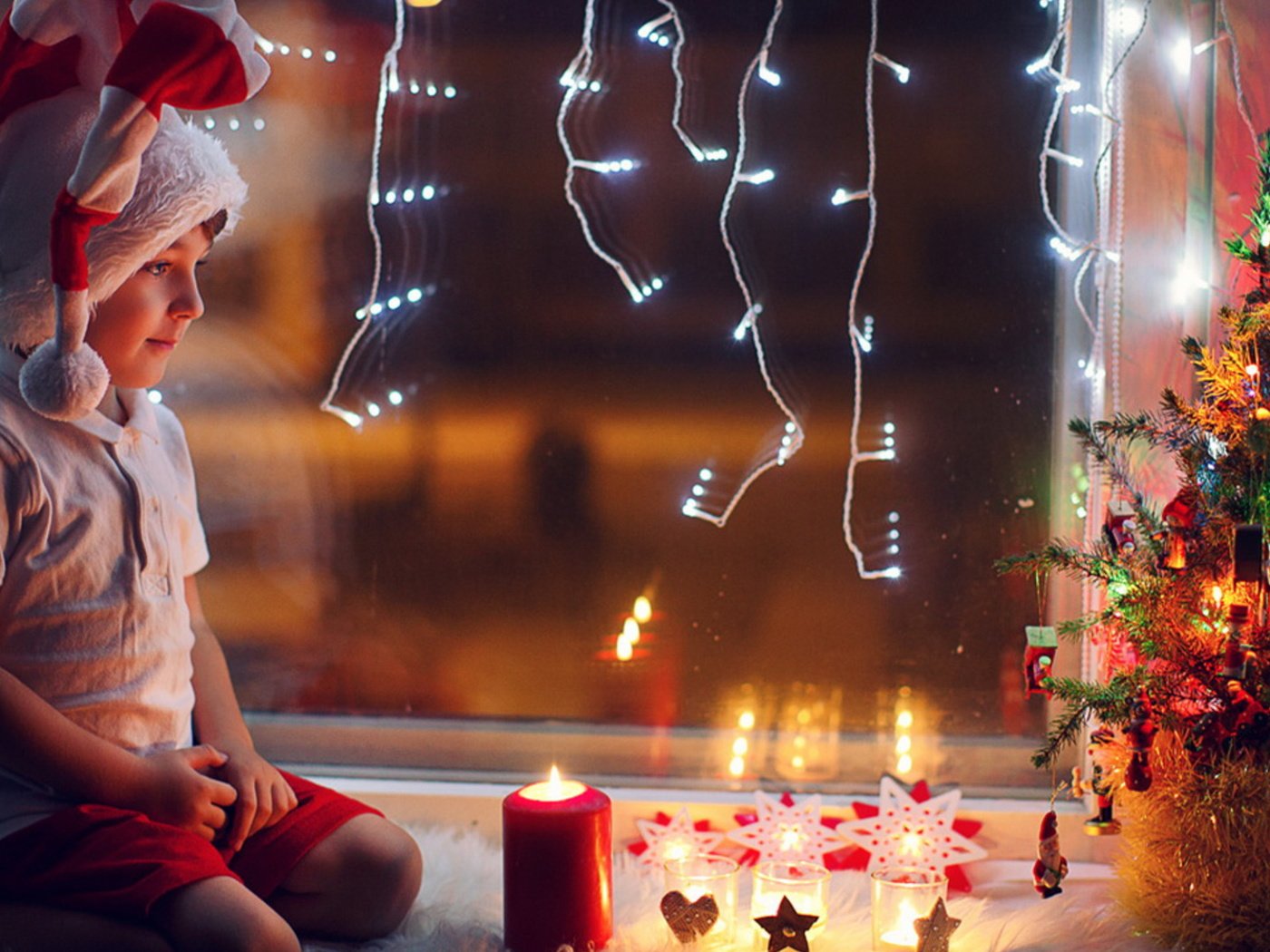 Обои мальчик, на подоконнике, сидящий, boy, on the windowsill, sitting разрешение 1920x1080 Загрузить