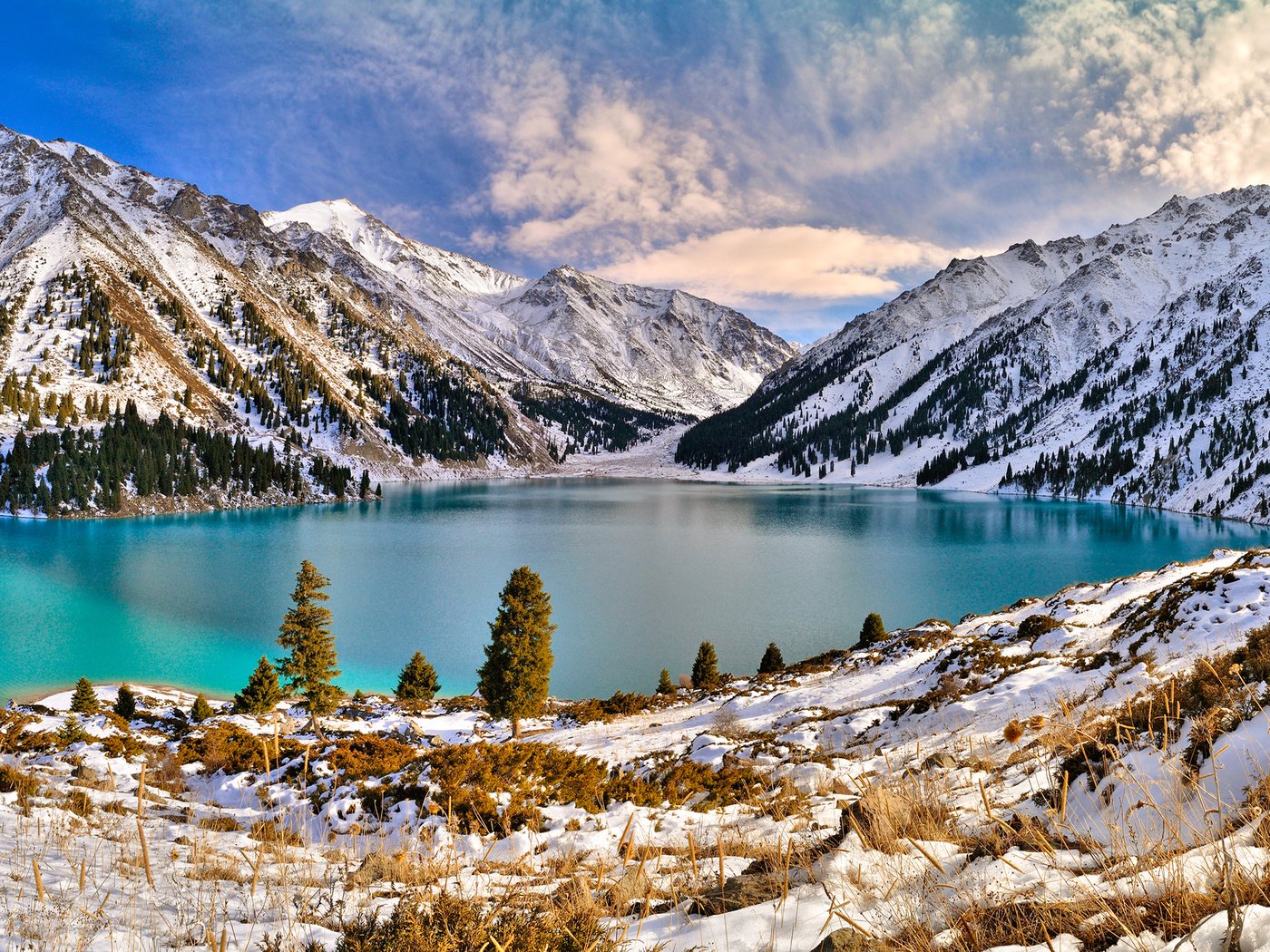 Обои озеро, горы, снег, природа, зима, голубая вода, lake, mountains, snow, nature, winter, blue water разрешение 2560x1440 Загрузить