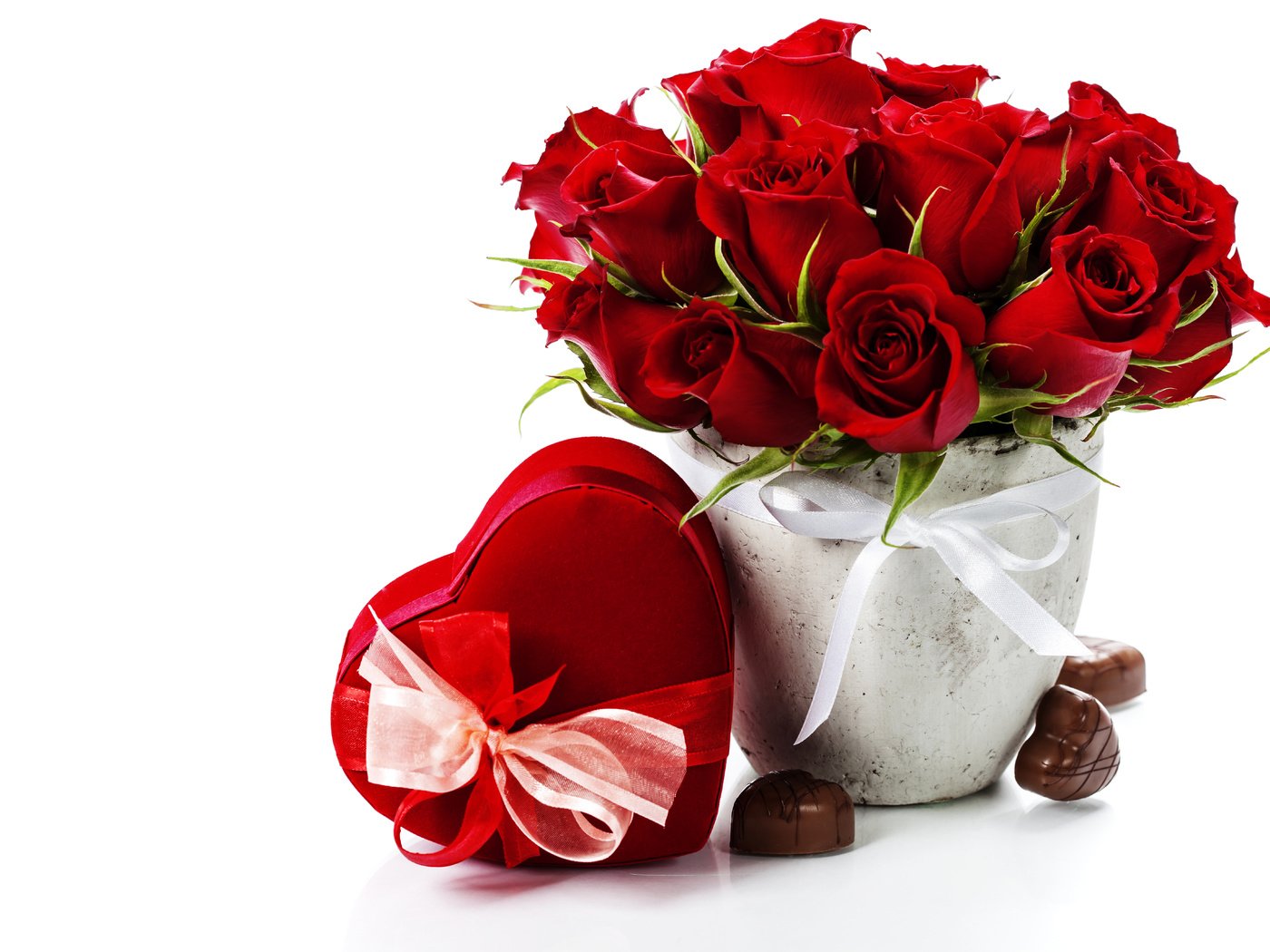 Обои цветы, бордовый, фото, розы, подарки, конфеты, сердце, праздники, бантик, flowers, burgundy, photo, roses, gifts, candy, heart, holidays, bow разрешение 7000x4667 Загрузить