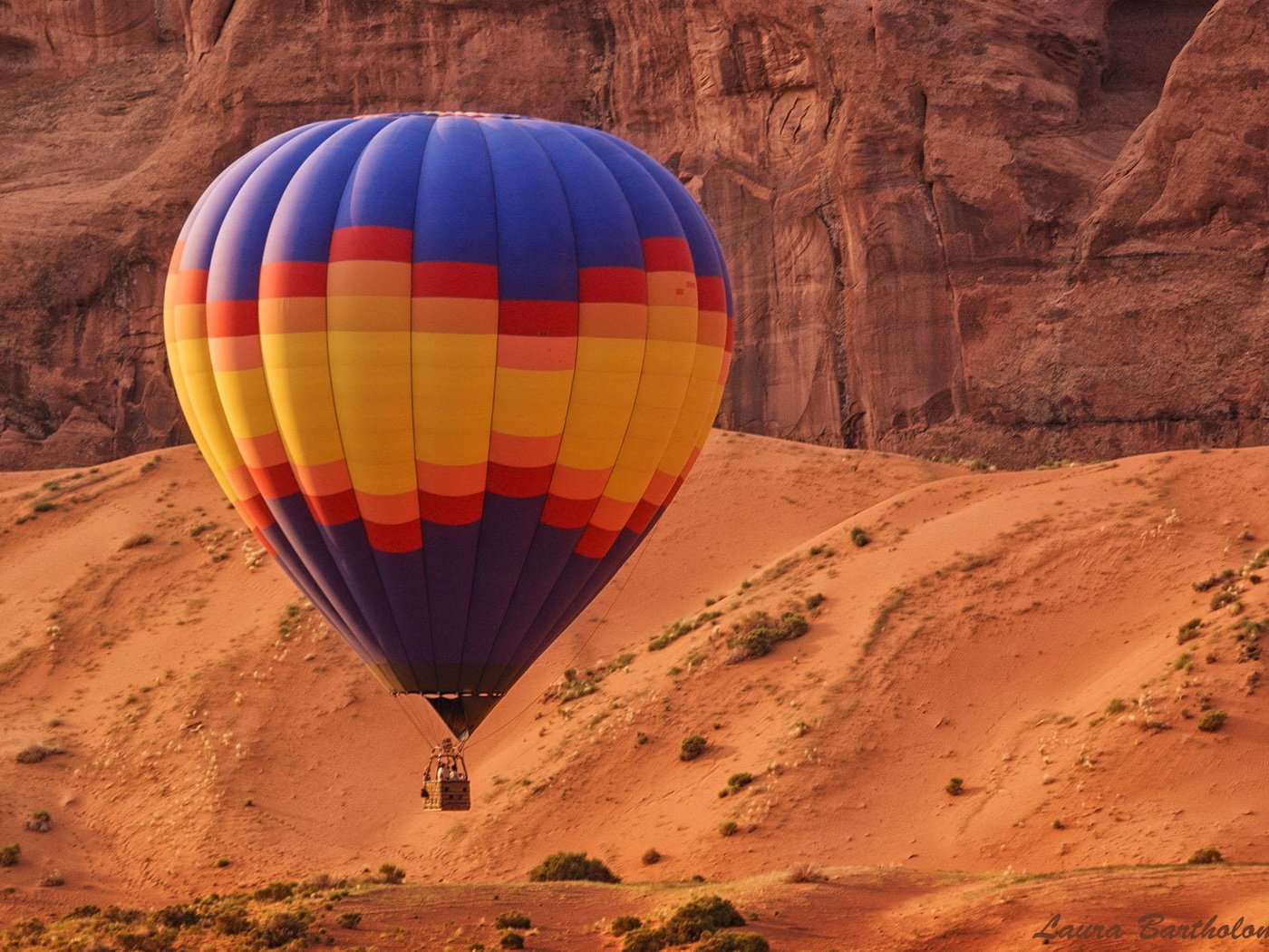 Обои скалы, полет, воздушный шар, rocks, flight, balloon разрешение 2000x1330 Загрузить