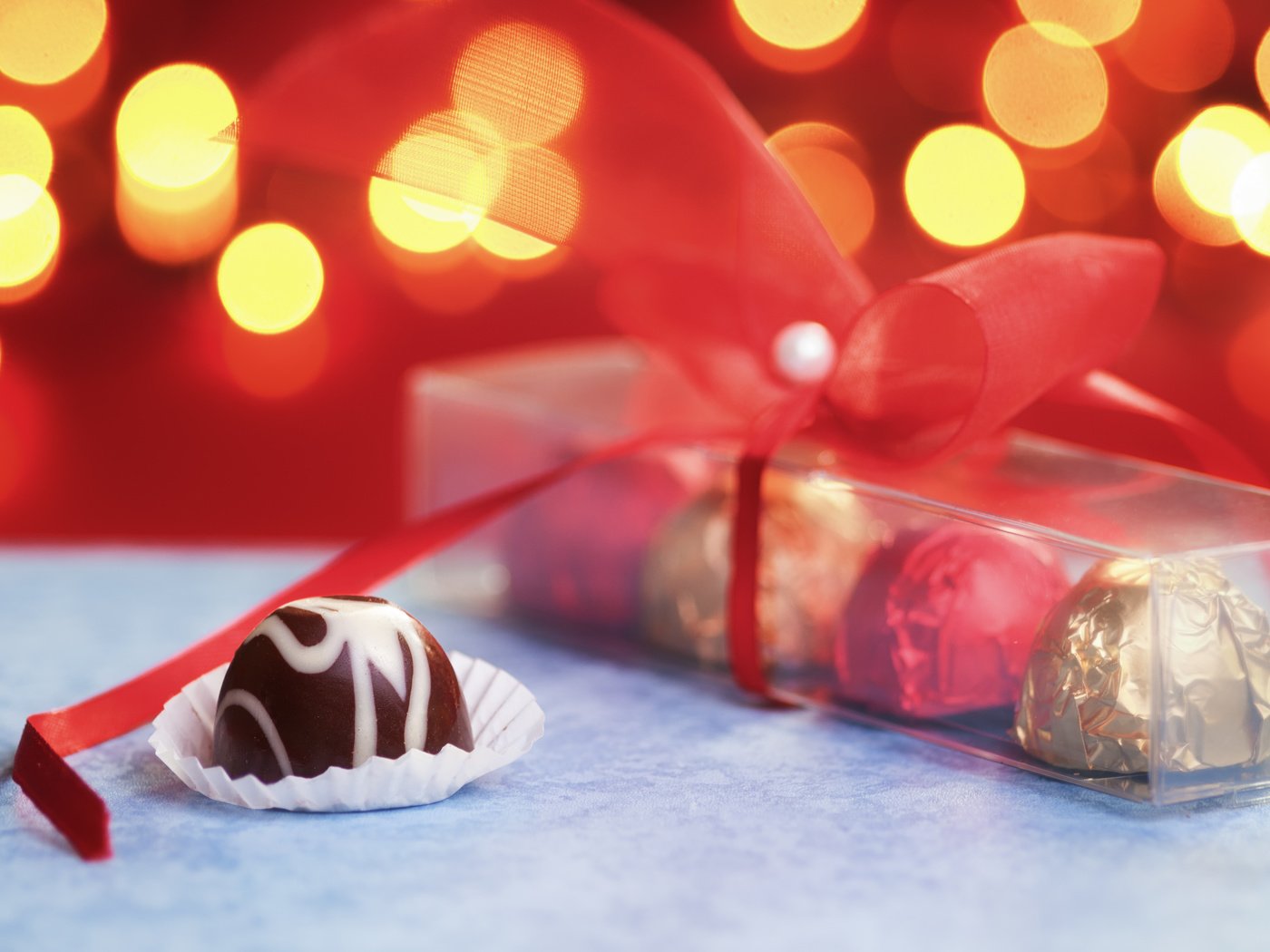 Обои огни, конфеты, лента, подарок, сладкое, боке, коробочка, lights, candy, tape, gift, sweet, bokeh, box разрешение 4202x2791 Загрузить