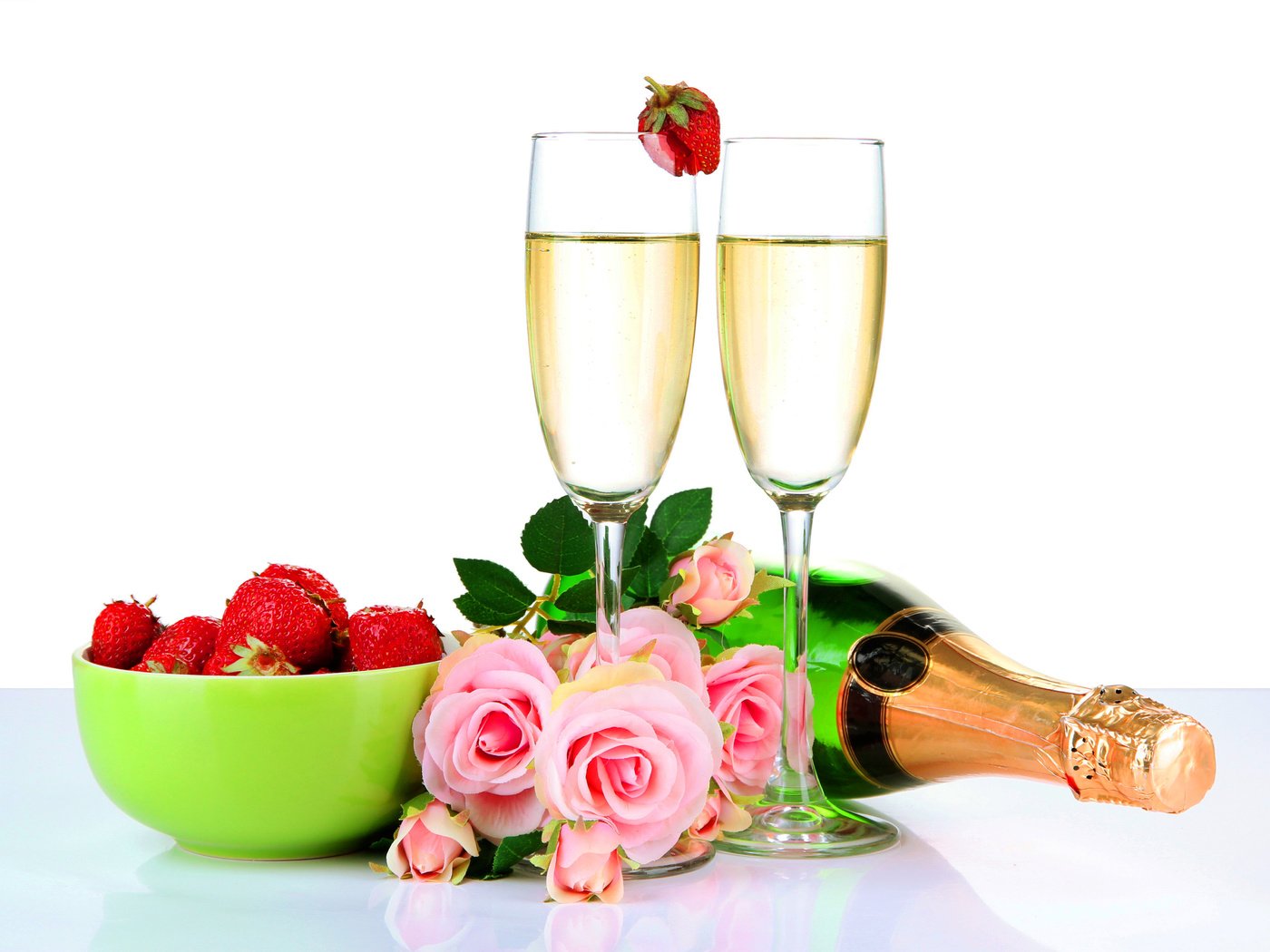 Обои розы, клубника, шампанское, фужеры, roses, strawberry, champagne, glasses разрешение 4619x3398 Загрузить