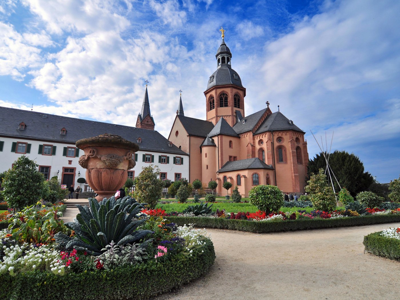 Обои цветы, собор, германия, клумба, клумбы, зелигенштадт, flowers, cathedral, germany, flowerbed, beds, seligenstadt разрешение 3264x2168 Загрузить