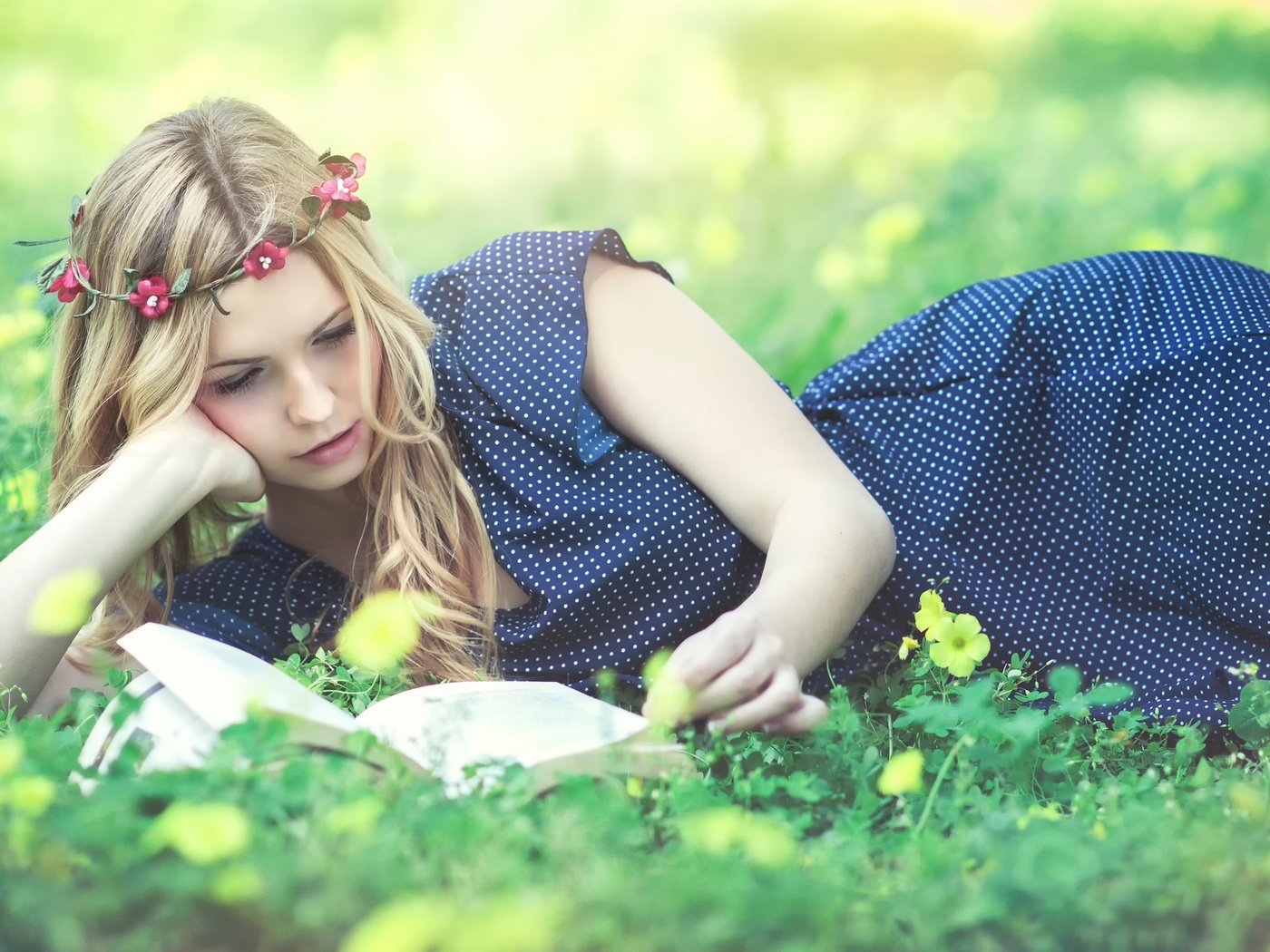 Обои девушка, блондинка, модель, венок, книга, кери рут гарсия, girl, blonde, model, wreath, book, keri rut garcia разрешение 2048x1269 Загрузить