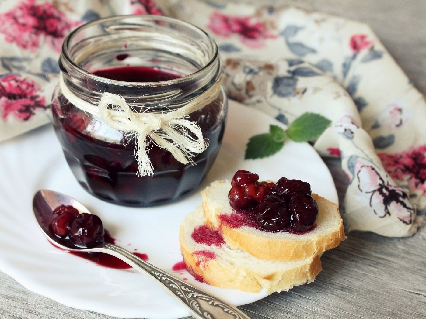 Обои еда, черника, баночка, булка, булочка, варенье, food, blueberries, jar, roll, bun, jam разрешение 2560x1600 Загрузить