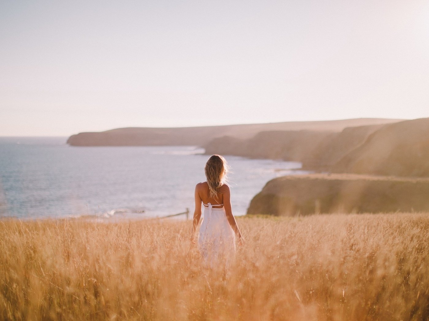 Обои трава, девушка, настроение, море, блондинка, лето, побережье, grass, girl, mood, sea, blonde, summer, coast разрешение 1920x1280 Загрузить