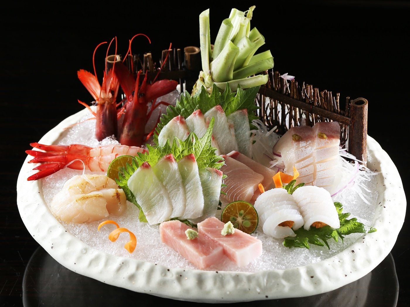 Обои зелень, рыба, морепродукты, блюдо, креветка, greens, fish, seafood, dish, shrimp разрешение 2432x1836 Загрузить