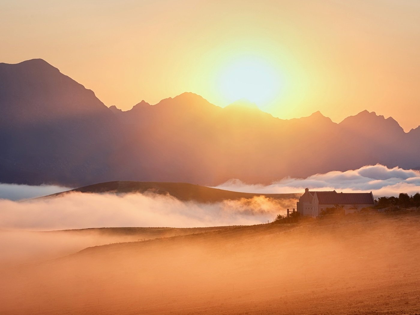 Обои горы, закат, пейзаж, туман, поле, дом, mountains, sunset, landscape, fog, field, house разрешение 2047x1150 Загрузить