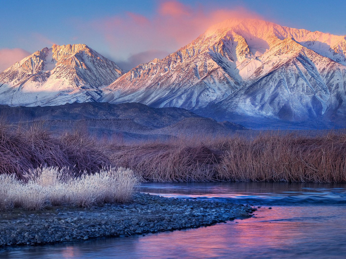 Обои трава, вода, горы, снег, камни, пейзаж, grass, water, mountains, snow, stones, landscape разрешение 1920x1200 Загрузить