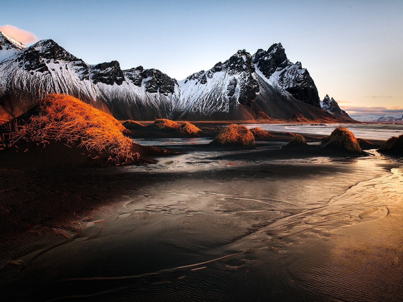 Обои небо, трава, горы, исландия, vestrahorn, stockksness, чёрный песок, the sky, grass, mountains, iceland, black sand разрешение 1988x1200 Загрузить