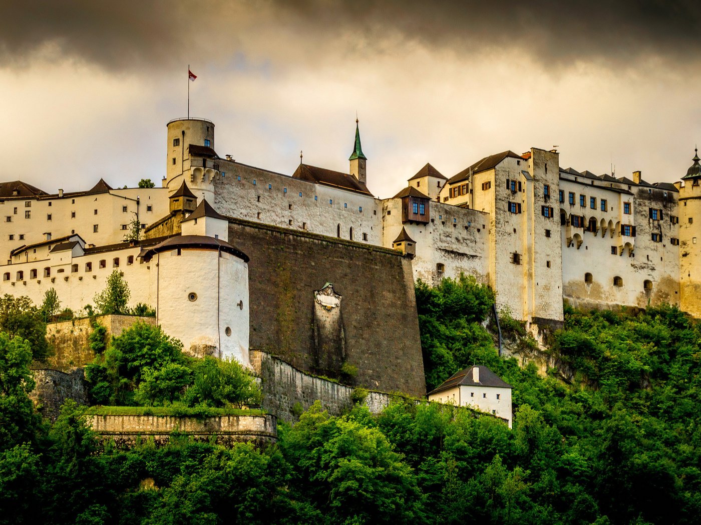 Обои зелень, тучи, австрия, крепость, хоэнзальцбург, festung hohensalzburg, greens, clouds, austria, fortress, hohensalzburg разрешение 3520x2000 Загрузить