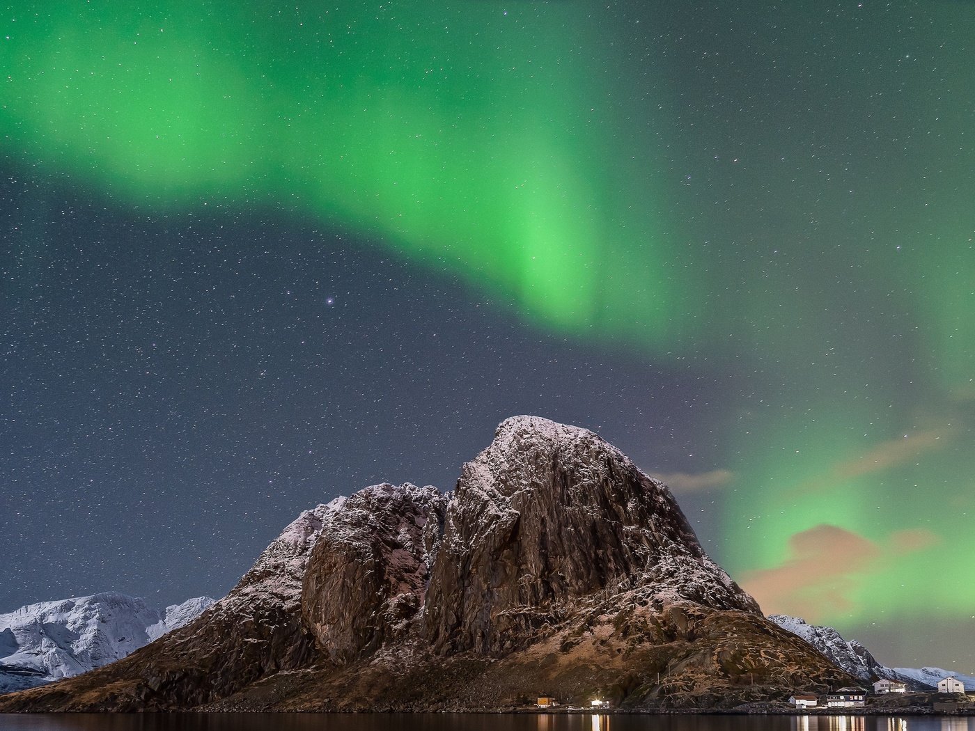 Обои горы, звезды, северное сияние, дома, норвегия, mountains, stars, northern lights, home, norway разрешение 2048x1365 Загрузить