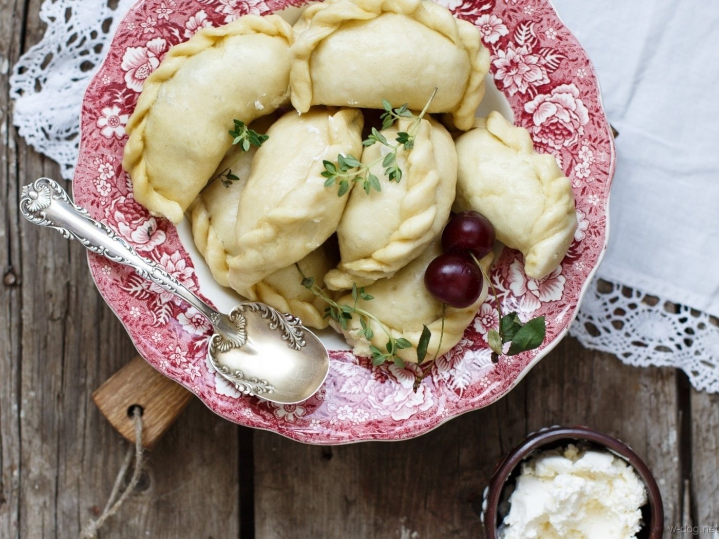 Обои вишни, тарелка, ложка, творог, вареники, cherry, plate, spoon, cheese, dumplings разрешение 1920x1407 Загрузить