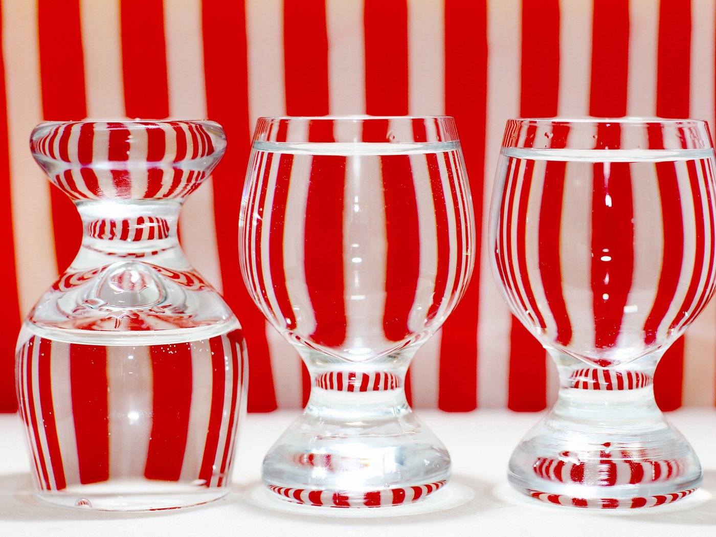 Обои полосы, красные, белые, стекло, посуда, бокалы, прозрачные, strip, red, white, glass, dishes, glasses, transparent разрешение 2048x1425 Загрузить