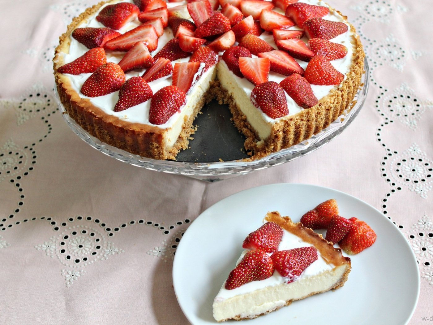 Обои клубника, ягоды, сладкое, торт, десерт, скатерть, чизкейк, strawberry, berries, sweet, cake, dessert, tablecloth, cheesecake разрешение 1920x1280 Загрузить